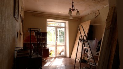 Зруйнований дах на Кирпоноса в Чернігові Зруйнований дах на Кирпоноса в Чернігові