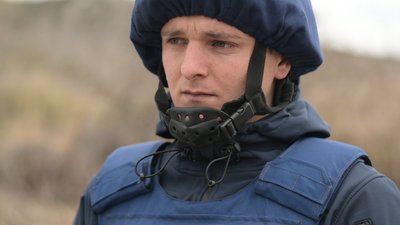 Вівчарка Харті шукає вибухівку, залишену військовими РФ на Сумщині Вівчарка Харті шукає вибухівку, залишену військовими РФ на Сумщині