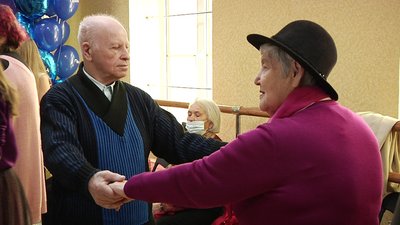 В Одесі пенсіонерів вчили танцювати вальс та латиноамериканські танці В Одесі пенсіонерів вчили танцювати вальс та латиноамериканські танці
