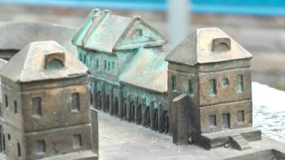 Скульптуру встановили поруч справжніх торгових рядів Скульптуру встановили поруч справжніх торгових рядів