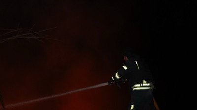 Рятувальник гасить пожежу Рятувальник гасить пожежу