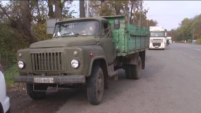 Екоінспекція перевіряє автівки на викиди забруднюючих речовин в атмосферу Екоінспекція перевіряє автівки на викиди забруднюючих речовин в атмосферу