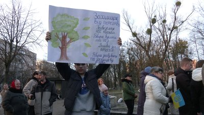 Протест проти вирубки дерев у Рівному
