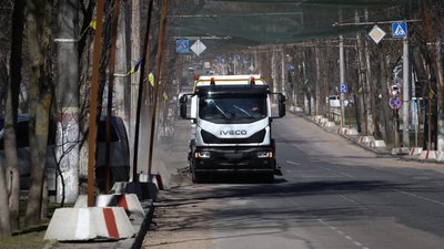 Херсон, місто, вулиця, авто, антидронові сітки