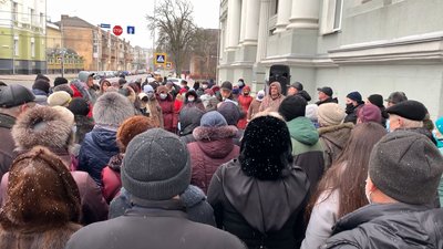 Під міськрадою люди протестували проти підняття цін на комунальні послуги.