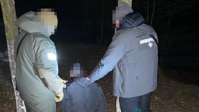На Житомирщині правоохоронці викрили канал постачання наркотиків ув'язненим до виправної колонії