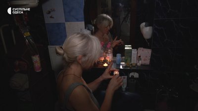 Пішки на 22 поверх, мити голову при свічках: як одесити пристосувалися до відключення світла Пішки на 22 поверх, мити голову при свічках: як одесити пристосувалися до відключення світла