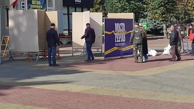 На майданчику біля кінотеатру Шевченка готують інсталяцію Міста Героїв На майданчику біля кінотеатру Шевченка готують інсталяцію Міста Героїв