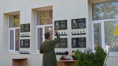 Освятив дошки військовий капелан отець Дмитро