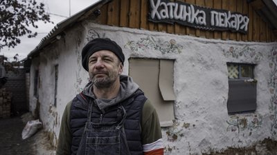 "Скажуть, що якісь схиблені приїхали пекти хліб під час війни". Як польський пекар випікає хліб в Бучі