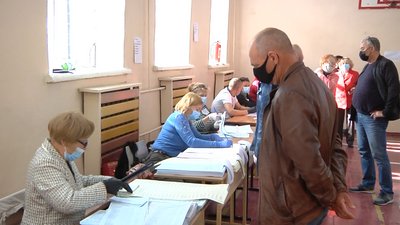 Місцеві вибори у Херсоні: як на дільницях дотримуються карантинного режиму Місцеві вибори у Херсоні: як на дільницях дотримуються карантинного режиму