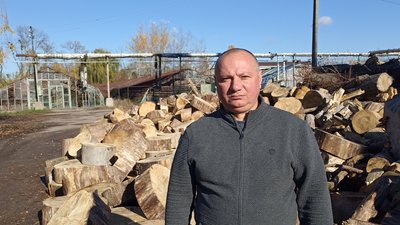 Наслідки негоди у Житомирі: працівники "Зеленбуду" прибирають повалені дерева Наслідки негоди у Житомирі: працівники "Зеленбуду" прибирають повалені дерева