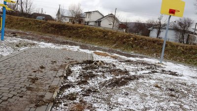 У прикарпатському селі невідомі пошкодили дитячий майданчик У прикарпатському селі невідомі пошкодили дитячий майданчик