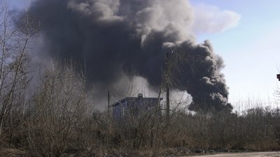 У Чернігові снаряд влучив під машину, яка розвозила містянам воду. Є загиблі та травмовані У Чернігові снаряд влучив під машину, яка розвозила містянам воду. Є загиблі та травмовані