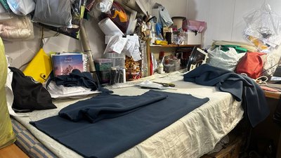 “Я почуваю себе тут в безпеці”: в Запоріжжі працює ательє в підвалі зруйнованого будинку “Я почуваю себе тут в безпеці”: в Запоріжжі працює ательє в підвалі зруйнованого будинку