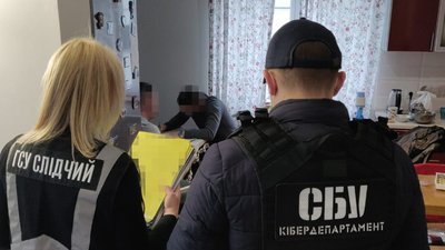 Обшуки в помешканнях підозрюваних
