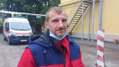Супроводжували бригаду наведеним дулом російського танку. Спогади медиків, які допомагали людям в окупації Супроводжували бригаду наведеним дулом російського танку. Спогади медиків, які допомагали людям в окупації