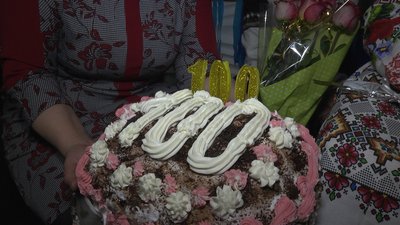 ювілярка, 100 років, торт