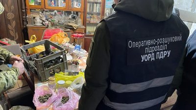 Прикордонники виявили два кілограми марихуани у жителя Херсонщини Прикордонники виявили два кілограми марихуани у жителя Херсонщини
