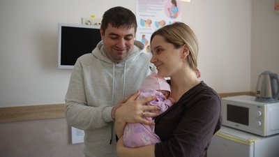 Народжувала під вибухами: в Одесі з пологового виписали маму та дівчинку, яка першою народилася в місті у 2024 році