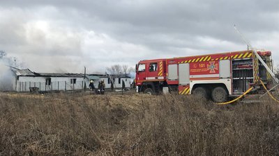 Вогонь перекинувся з іншої будівлі: в Луцькому районі згорів склад Вогонь перекинувся з іншої будівлі: в Луцькому районі згорів склад