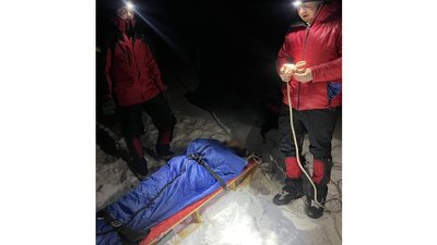 Прикарпатські рятувальники транспортували з Говерли травмовану туристку