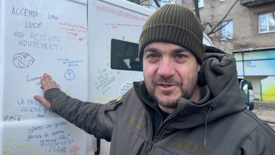 Роберто Фалетті на фоні евакуаційного авто