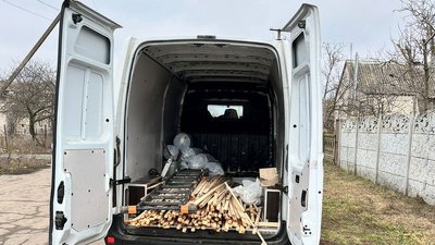 На Херсонщині у селі Таврійському волонтери ремонтують пошкоджені внаслідок російських обстрілів будинки На Херсонщині у селі Таврійському волонтери ремонтують пошкоджені внаслідок російських обстрілів будинки