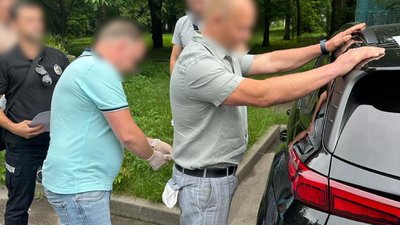 Щомісяця по 8 тисяч гривень: у Вінниці на хабарництві викрили посадовця