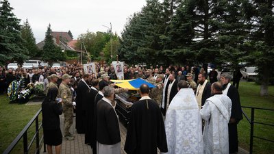В Ужгороді попрощалися із військовим Євгеном Югасом В Ужгороді попрощалися із військовим Євгеном Югасом