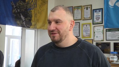Хмельницькі школярі з волонтерами зібрали гроші на два "пікапи" для ППО Хмельницькі школярі з волонтерами зібрали гроші на два "пікапи" для ППО