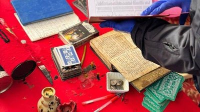 Обшуки у підозрюваних у шахрайстві під виглядом яснобачення