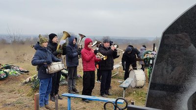 "У такий спосіб віддаємо шану воїну": на Вінниччині дитячий оркестр грає на похоронах загиблих земляків "У такий спосіб віддаємо шану воїну": на Вінниччині дитячий оркестр грає на похоронах загиблих земляків