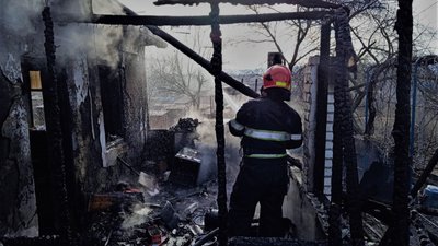Під зруйнованими пожежею конструкціями оселі пожежники виявили мертвого чоловіка. Під зруйнованими пожежею конструкціями оселі пожежники виявили мертвого чоловіка.