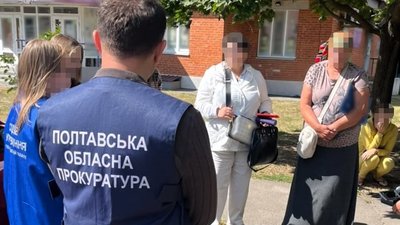 Затримані дівчата по фіктивному батьківству