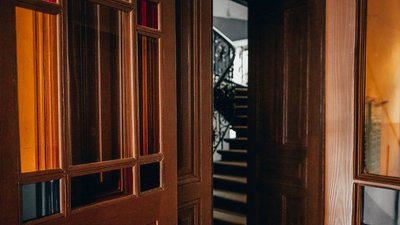 У Львові відновили “двері-ковбойки” із вітражними вікнами У Львові відновили “двері-ковбойки” із вітражними вікнами