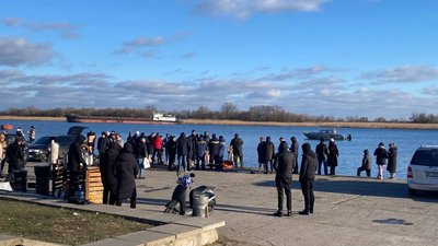 Водохреща: як херсонці долучаються до традиції купання в крижаній воді Водохреща: як херсонці долучаються до традиції купання в крижаній воді