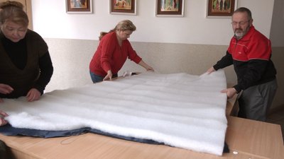 У Франківську студенти та викладачі Інституту мистецтв шиють спальні мішки для українських воїнів У Франківську студенти та викладачі Інституту мистецтв шиють спальні мішки для українських воїнів