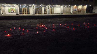 В Ужгороді вшанували пам'ять загиблих внаслідок авіаудару по драмтеатру в Маріуполі В Ужгороді вшанували пам'ять загиблих внаслідок авіаудару по драмтеатру в Маріуполі