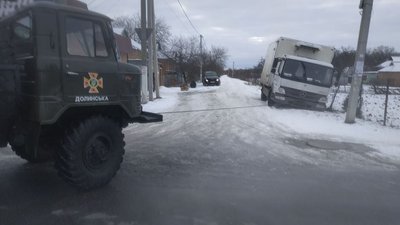 На Кіровоградщині рятувальники відбуксирували з засінжених доріг п'ять вантажівок