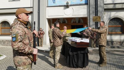 У Мукачеві попрощалися з полеглим на війні захисником Ростиславом Діусом У Мукачеві попрощалися з полеглим на війні захисником Ростиславом Діусом
