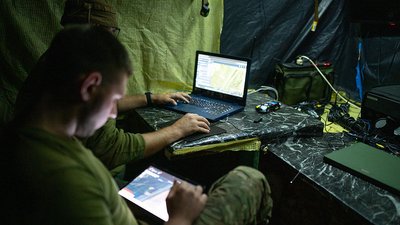 Військові за ноутбуком на позиціях