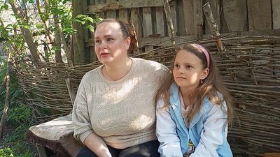 Жительці Краматорська Олені Вороніній уже вдруге довелося вткати від війни з рідного Краматорська. Вперше - у 2014 році, коли вона була вагітна донькою. Жительці Краматорська Олені Вороніній уже вдруге довелося вткати від війни з рідного Краматорська. Вперше - у 2014 році, коли вона була вагітна донькою.