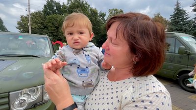 "Фарбую машину для ЗСУ, щоб вони захищали нашу країну": діти в Прилуках розфарбовують автомобілі, які поїдуть на фронт