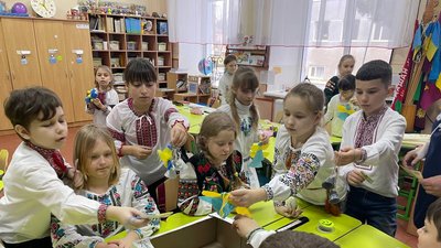 Школярі з Вінниччини виготовили янголів для українських захисників Школярі з Вінниччини виготовили янголів для українських захисників