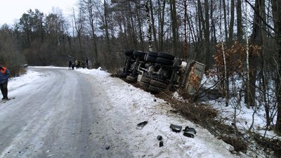 На Рівненщині після удару легковика перекинулась вантажівка. Є травмована