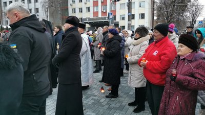 З лампадками, колосками та квітами: житомиряни прийшли вшанувати пам'ять жертв голодоморів З лампадками, колосками та квітами: житомиряни прийшли вшанувати пам'ять жертв голодоморів