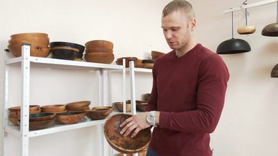 Родина Пукасів з Черкас виготовляє авторський посуд з дерева Родина Пукасів з Черкас виготовляє авторський посуд з дерева