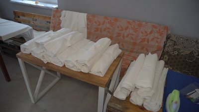 У громаді на Вінниччині волонтери шиють захисні костюми для військових У громаді на Вінниччині волонтери шиють захисні костюми для військових