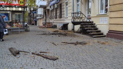 "Встиг відійти, це мене врятувало". У центрі Одеси обвалилася карниз будинку "Встиг відійти, це мене врятувало". У центрі Одеси обвалилася карниз будинку
